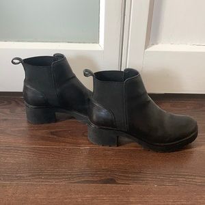 Black chelsea boots with chunky heel and elastic side panels